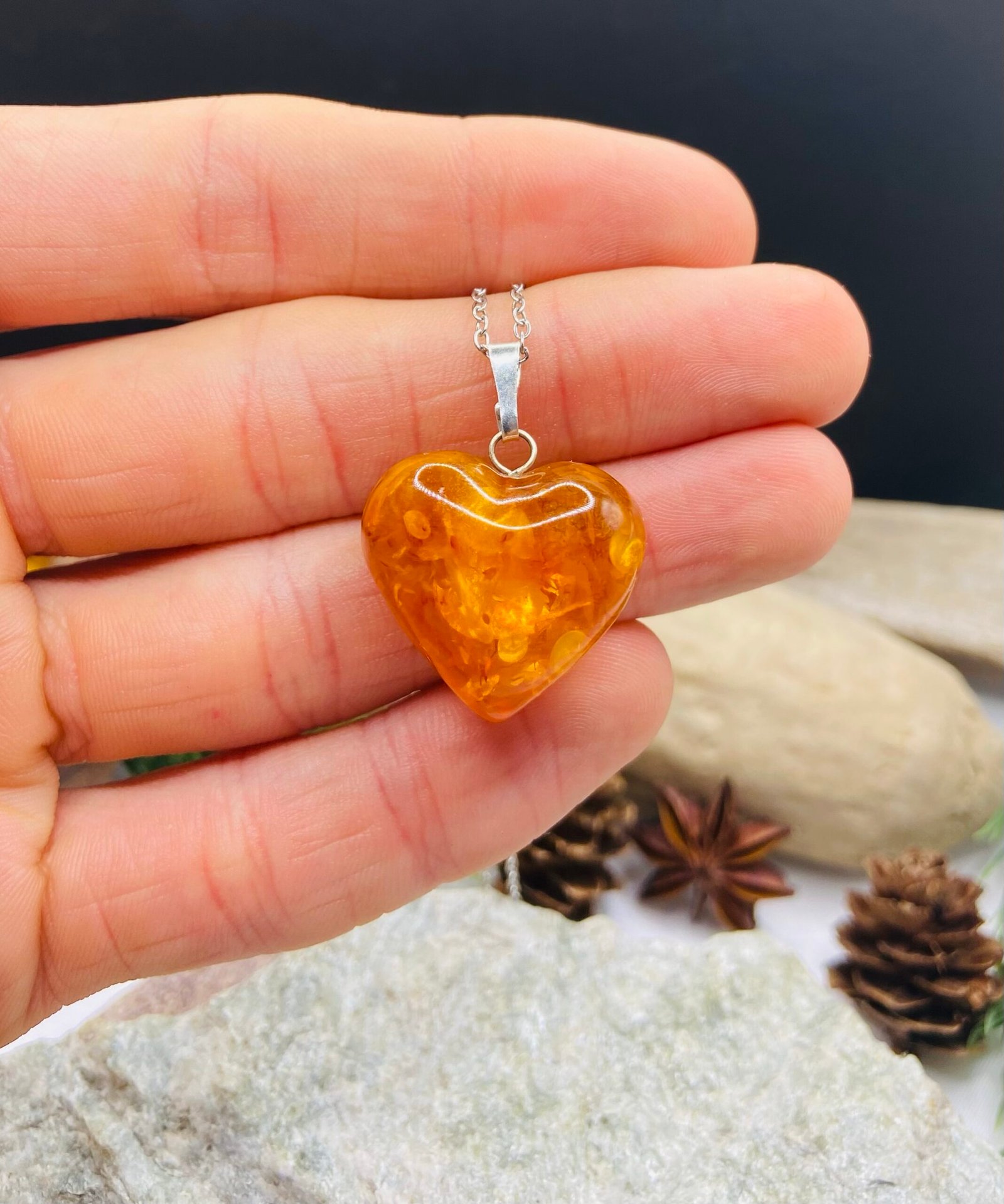 Liela vintāžas stila dzintara sirsniņa ar sudraba detaļu