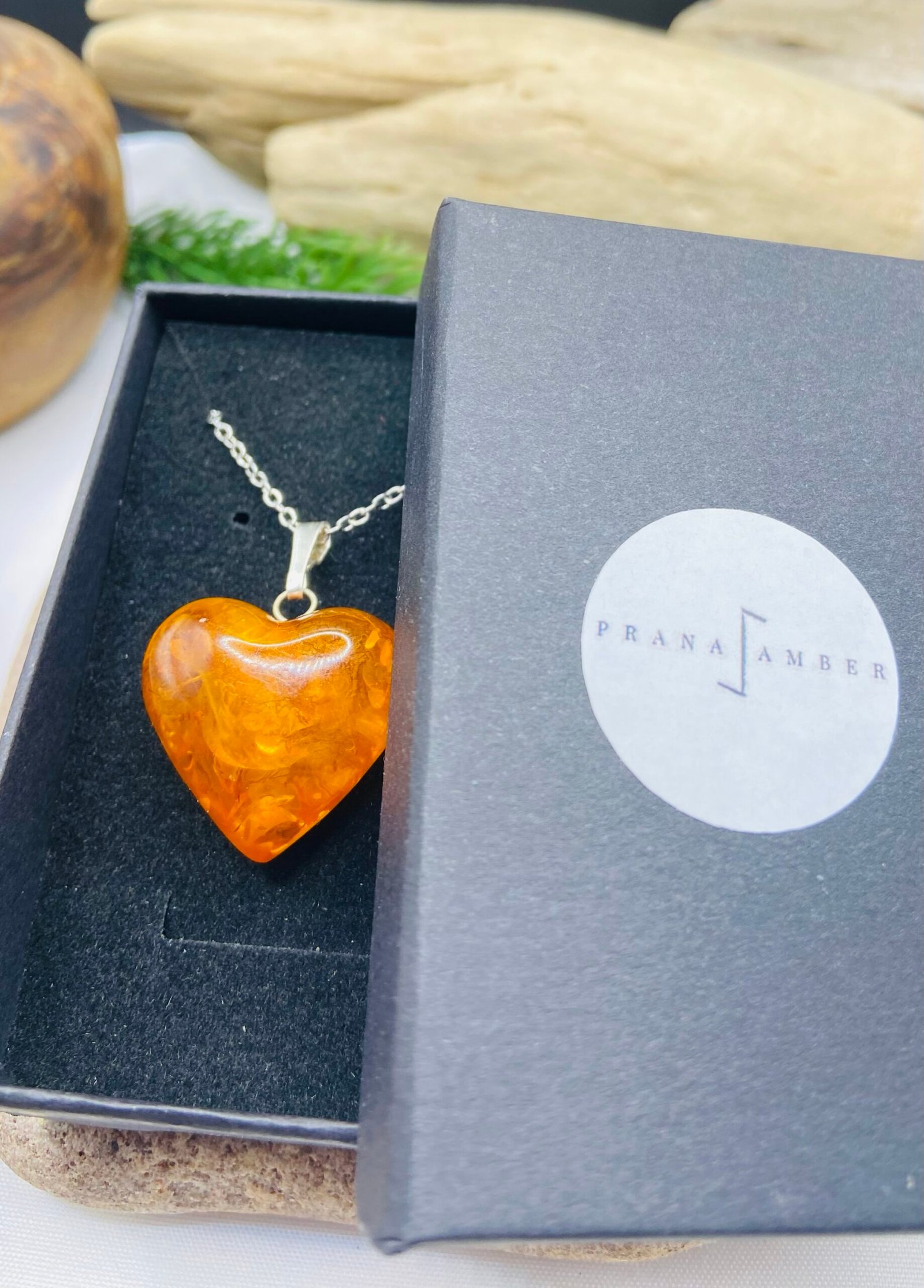 Liela vintāžas stila dzintara sirsniņa ar sudraba detaļu