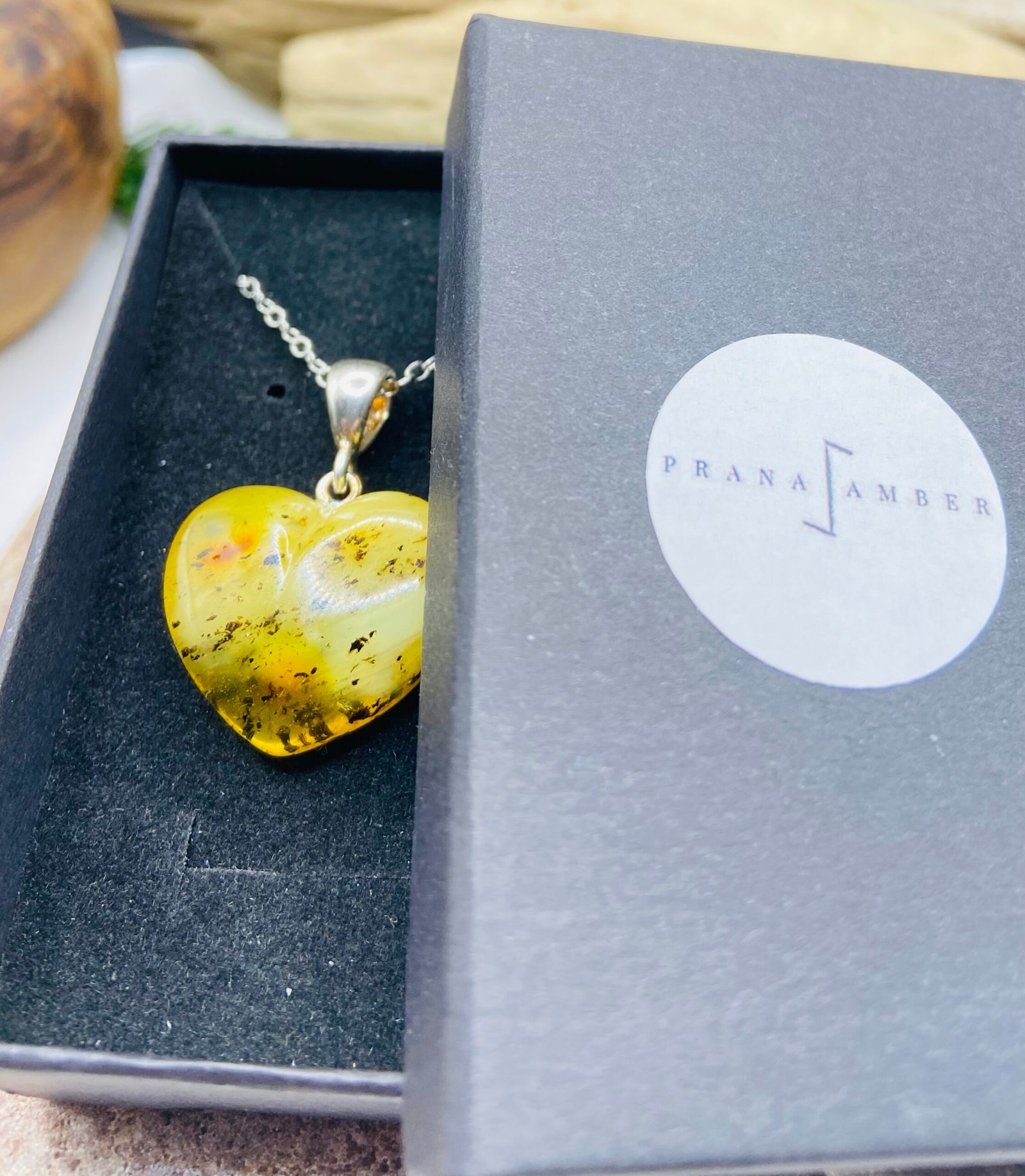 Zaļas krāsas Baltijas Dzintara sirsniņa ar sudraba detaļu