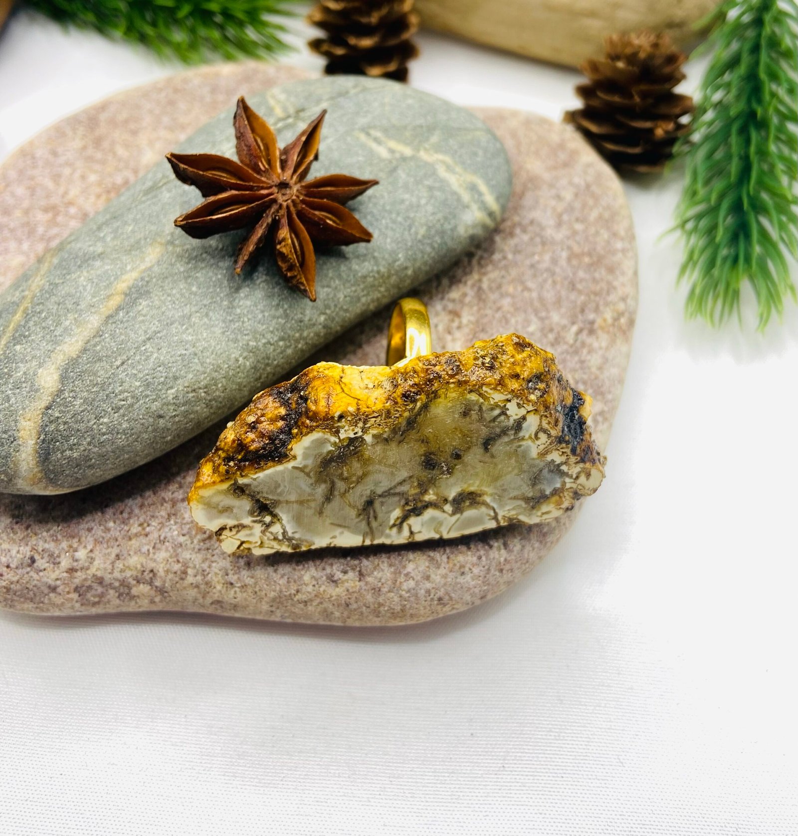 Unikāls balti-melna toņa dzintara gredzens ar sudrabu