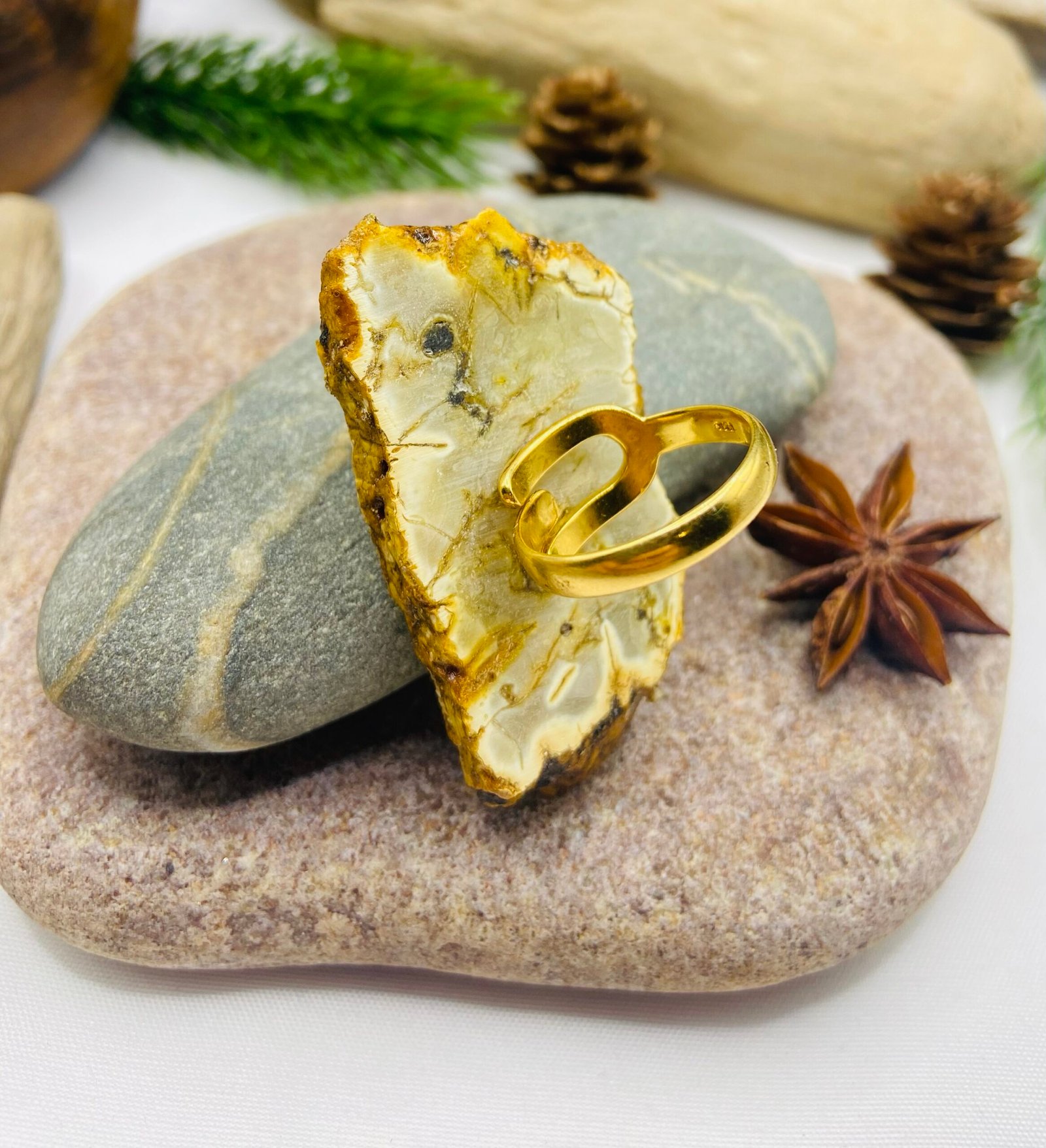 Unikāls balti-melna toņa dzintara gredzens ar sudrabu