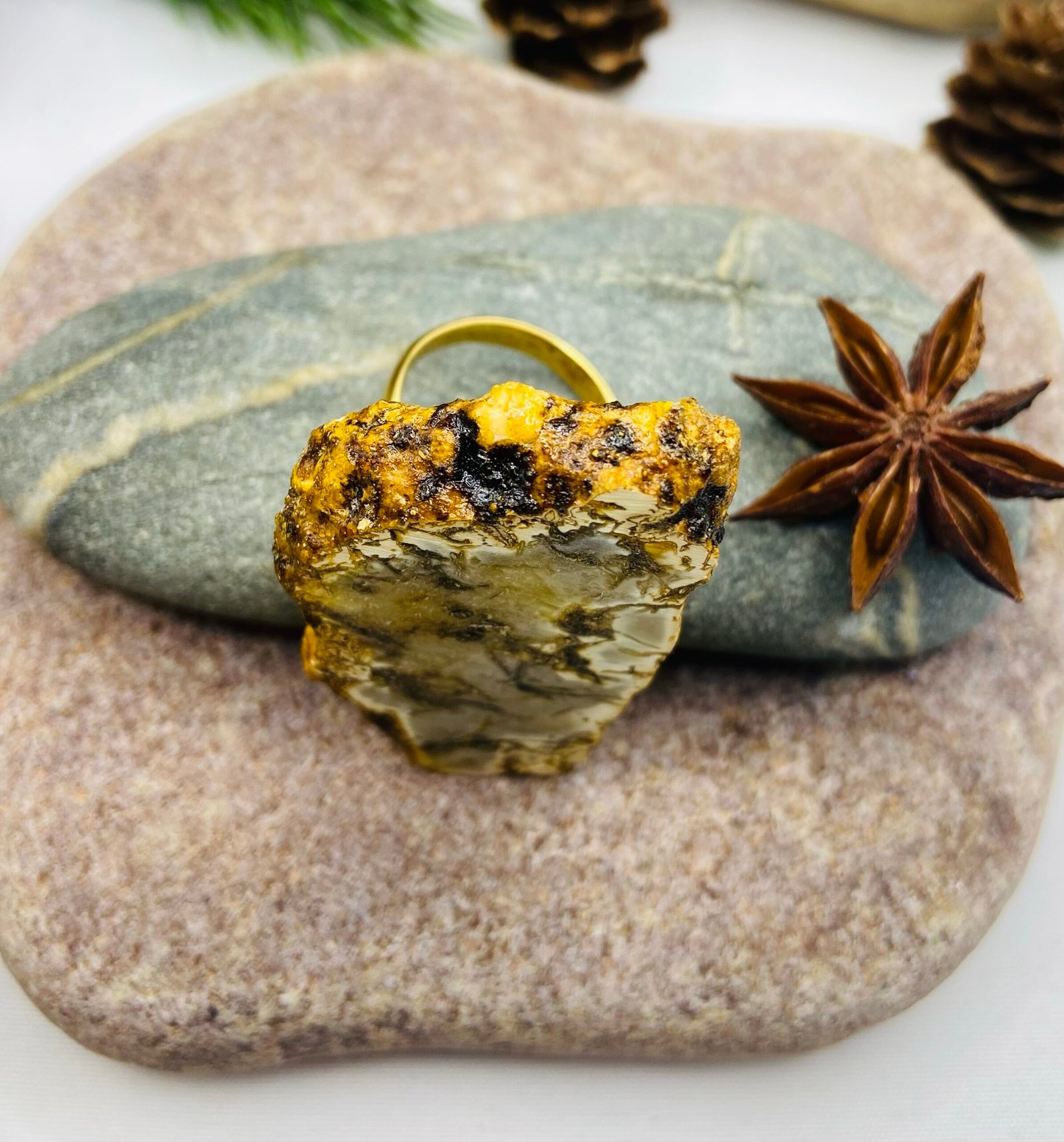 Unikāls balti-melna toņa dzintara gredzens ar sudrabu