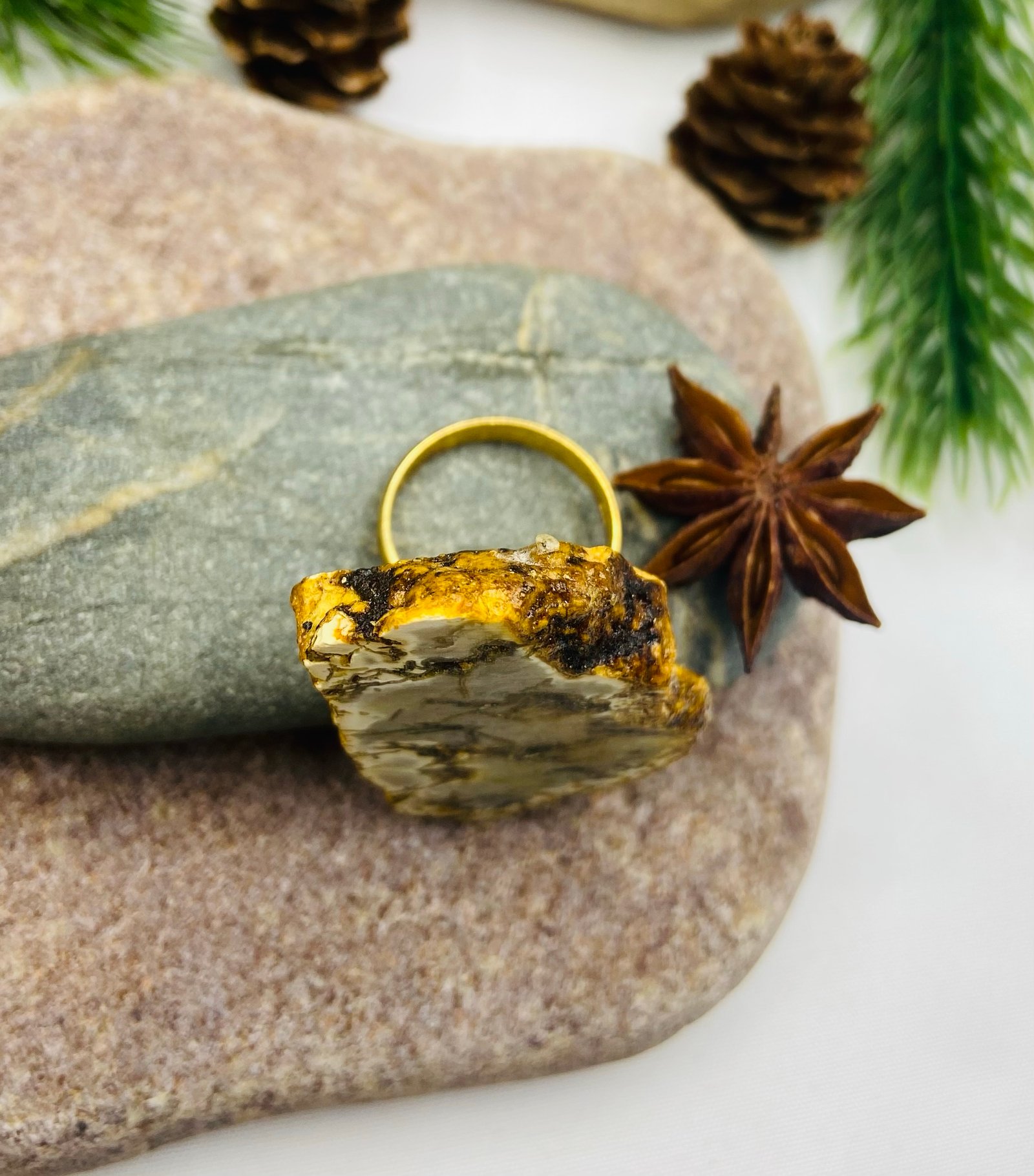 Unikāls balti-melna toņa dzintara gredzens ar sudrabu