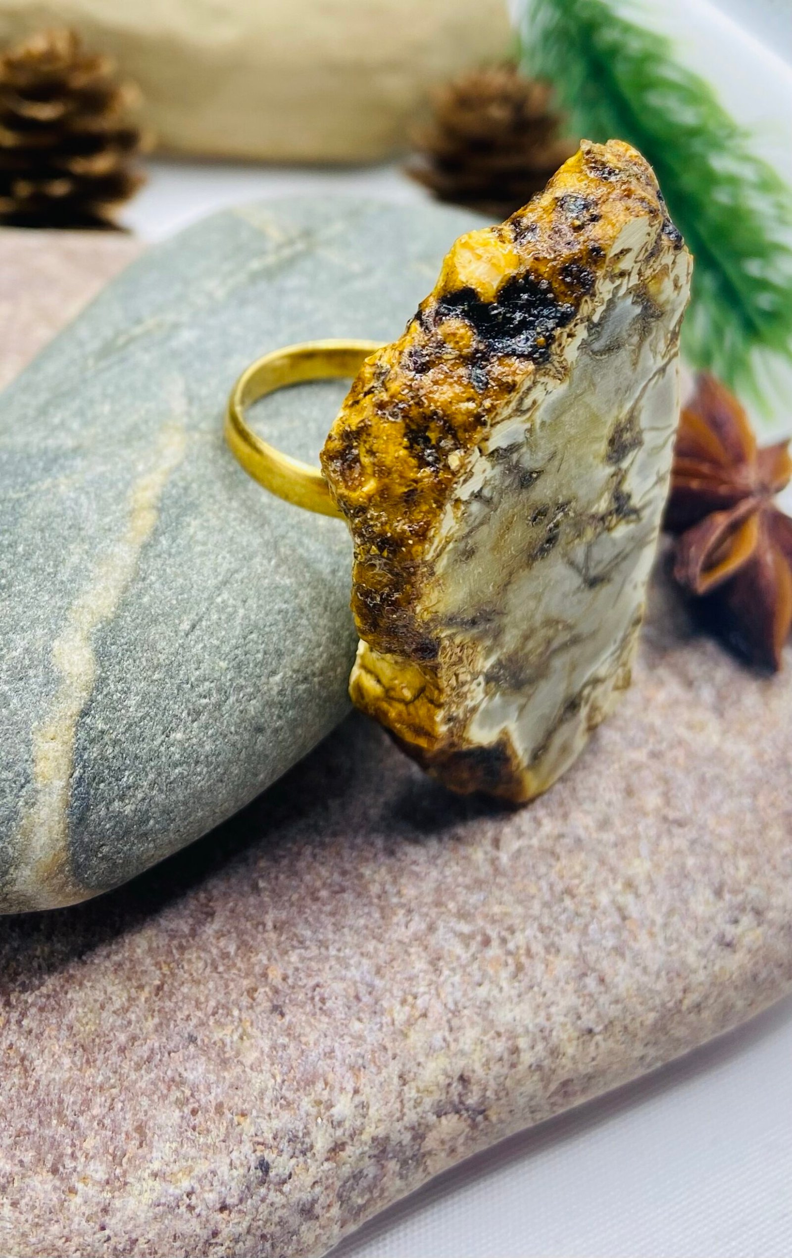 Unikāls balti-melna toņa dzintara gredzens ar sudrabu