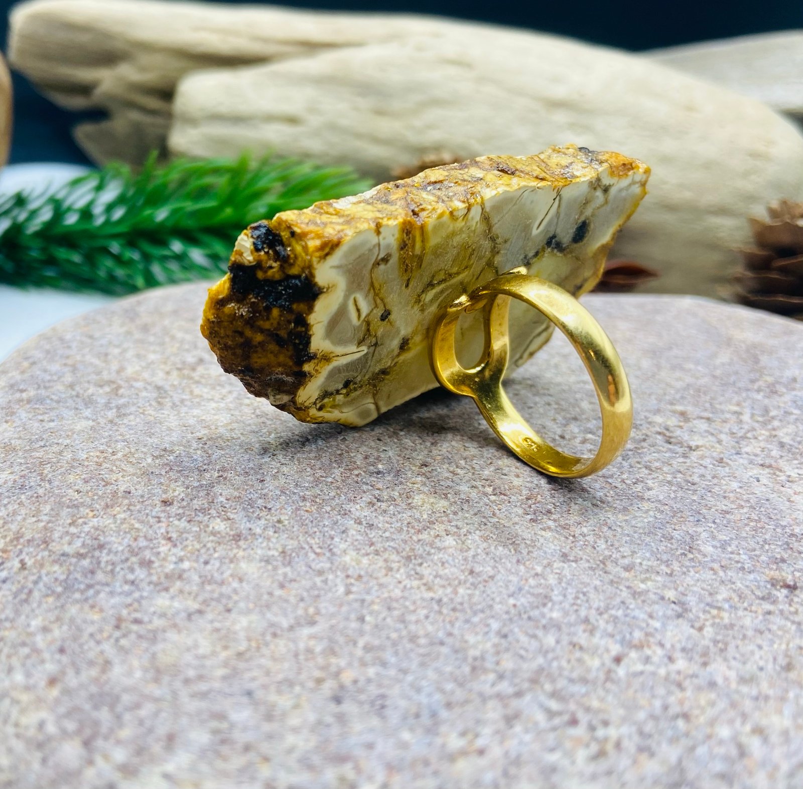 Unikāls balti-melna toņa dzintara gredzens ar sudrabu