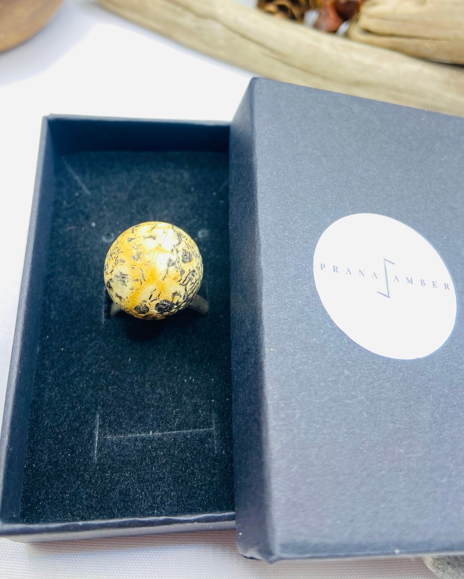 Pielāgojams Baltijas dzintara gredzens neparastā tonī