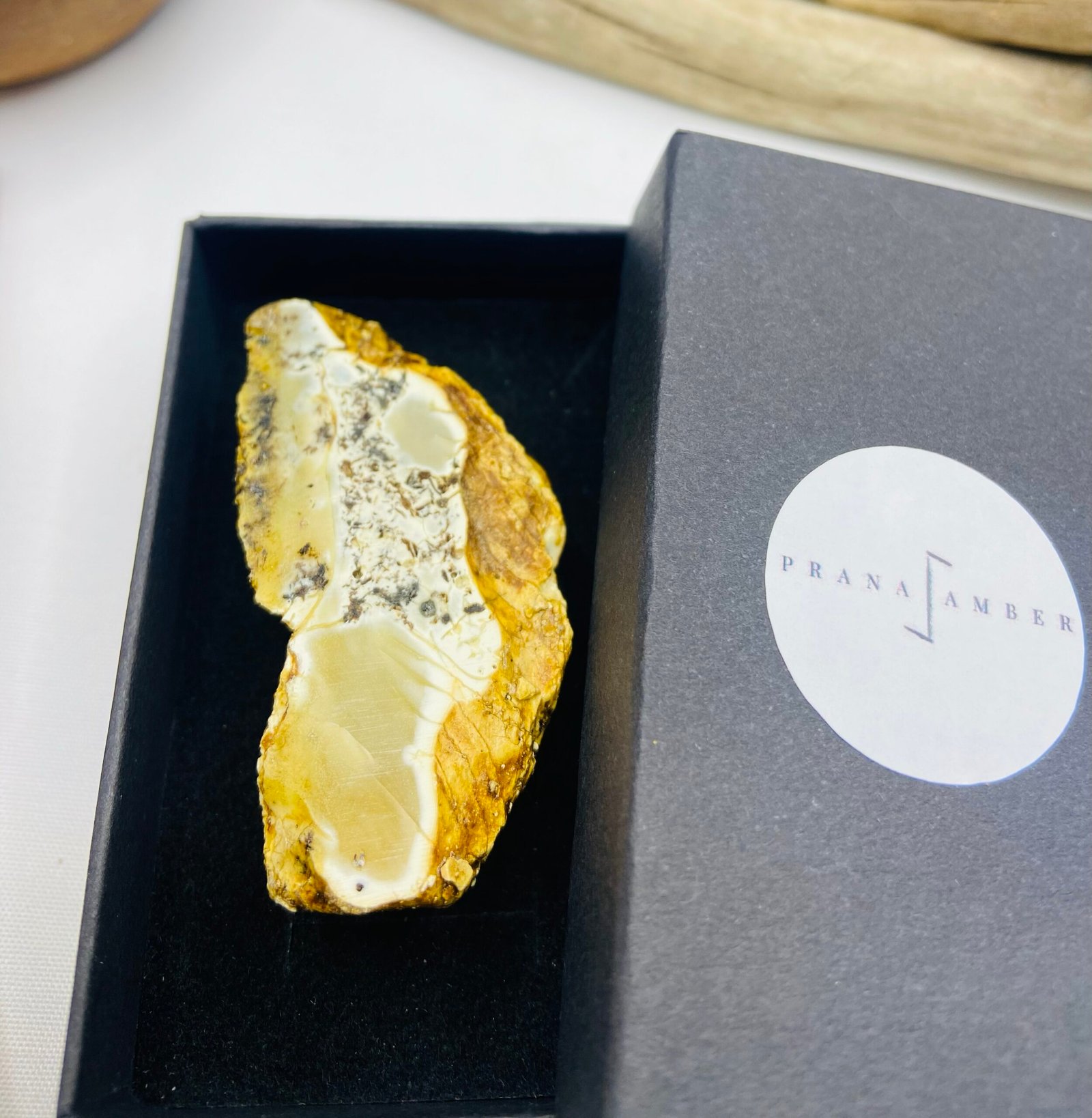 img_7633 Baltās krāsas milzīgs Dzintara gredzens ar apzeltītu sudrabu