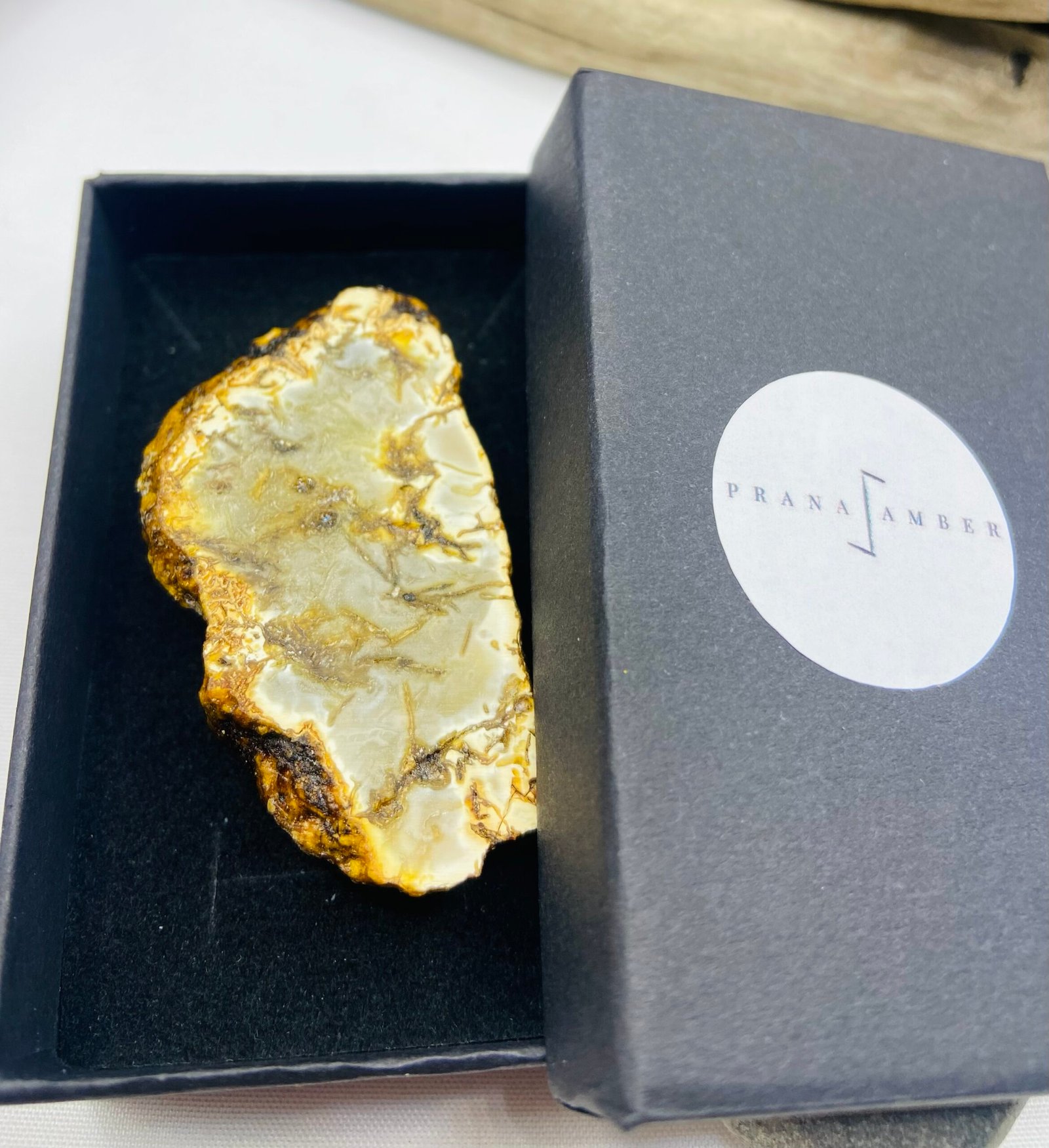 Unikāls balti-melna toņa dzintara gredzens ar sudrabu