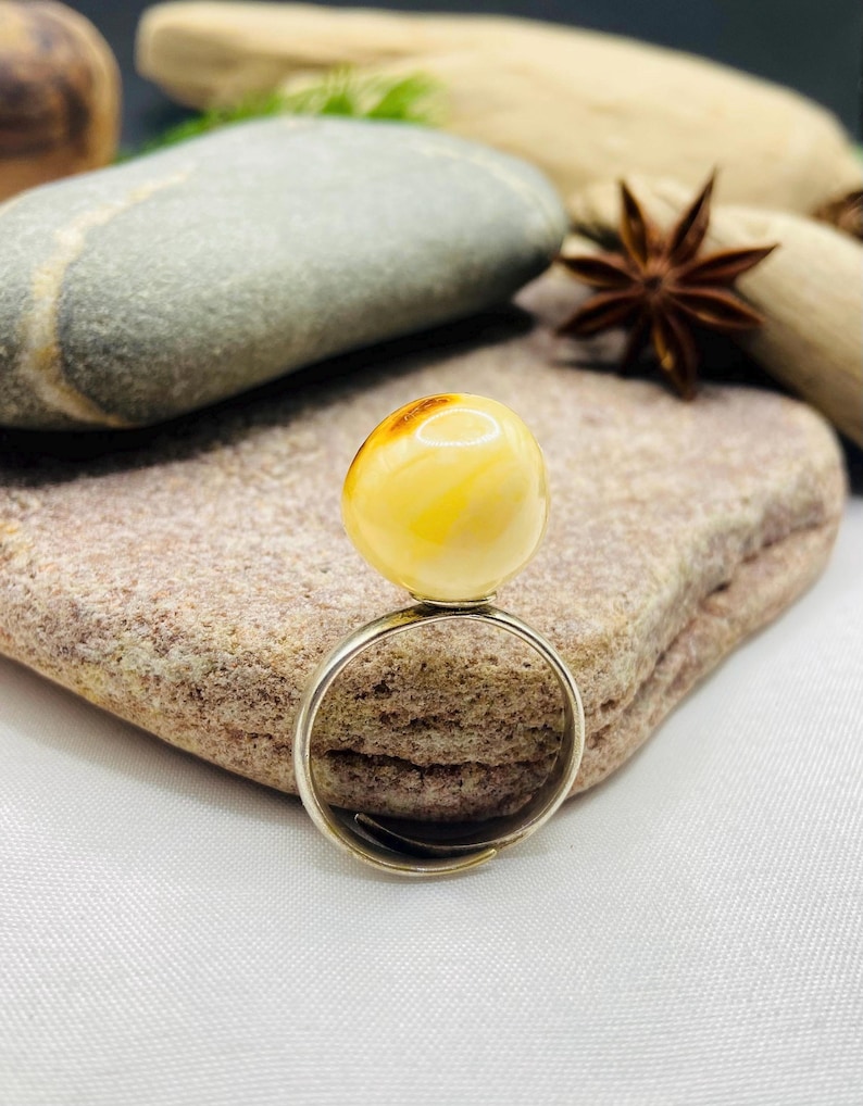 Skaists baltā dzintara apaļais gredzens ar regulējamu izmēru