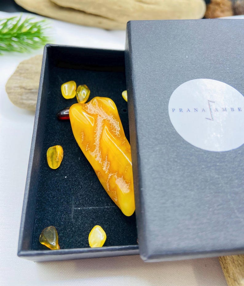 56548094-r-il-0bb769-7683322922-il_794xN.7683322922_hw3x Medus krāsas pulēta Baltijas dzintara broša sievietēm