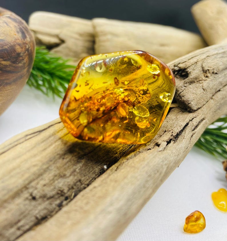 "Marquise" formas Baltijas dzintara piespraude, īpaša rotaslieta