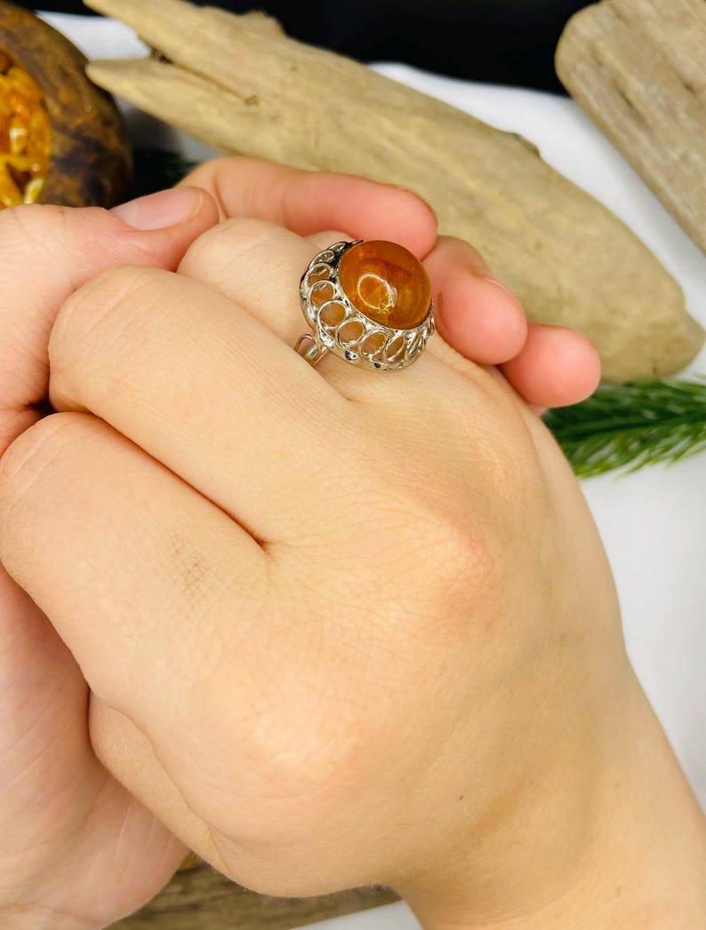 Retro stila gredzens no Baltijas dzintara un metāla, 18 izmērs