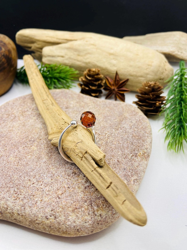 Regulējams Sudraba dzintara gredzens, fasetēts sarkanais akmens