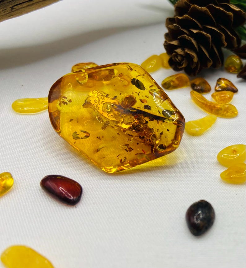 "Marquise" formas Baltijas dzintara piespraude, īpaša rotaslieta