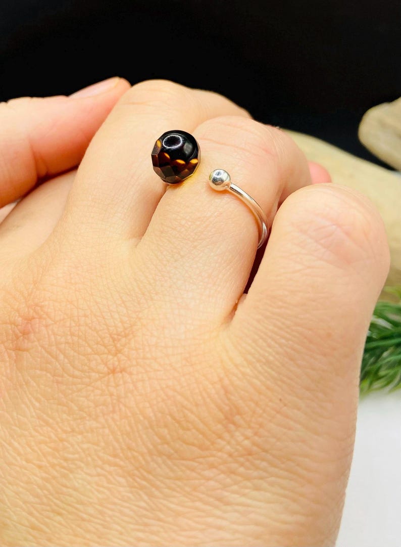 Krāsu mainošs unikāls Baltijas dzintara sudraba gredzens