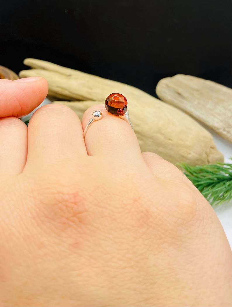 Regulējams Sudraba dzintara gredzens, fasetēts sarkanais akmens