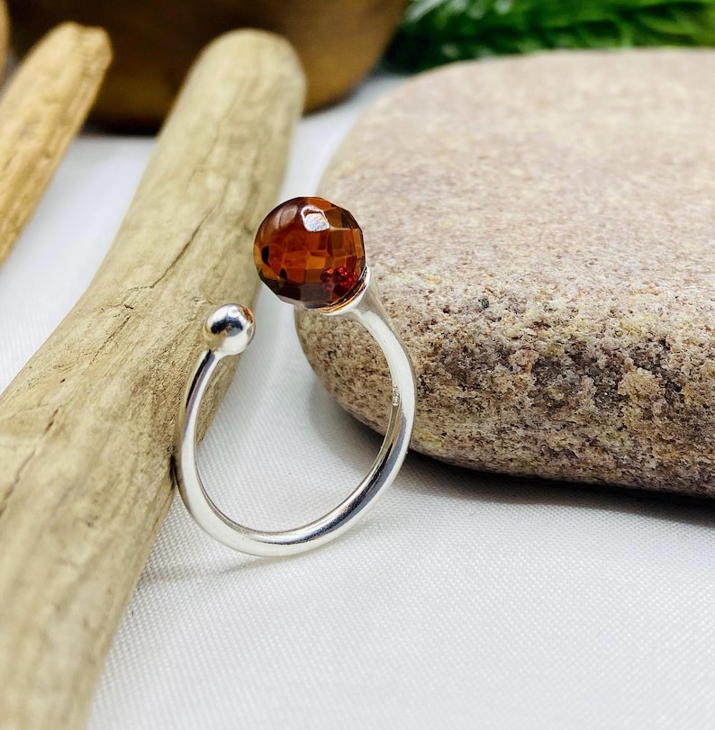 Regulējams Sudraba dzintara gredzens, fasetēts sarkanais akmens