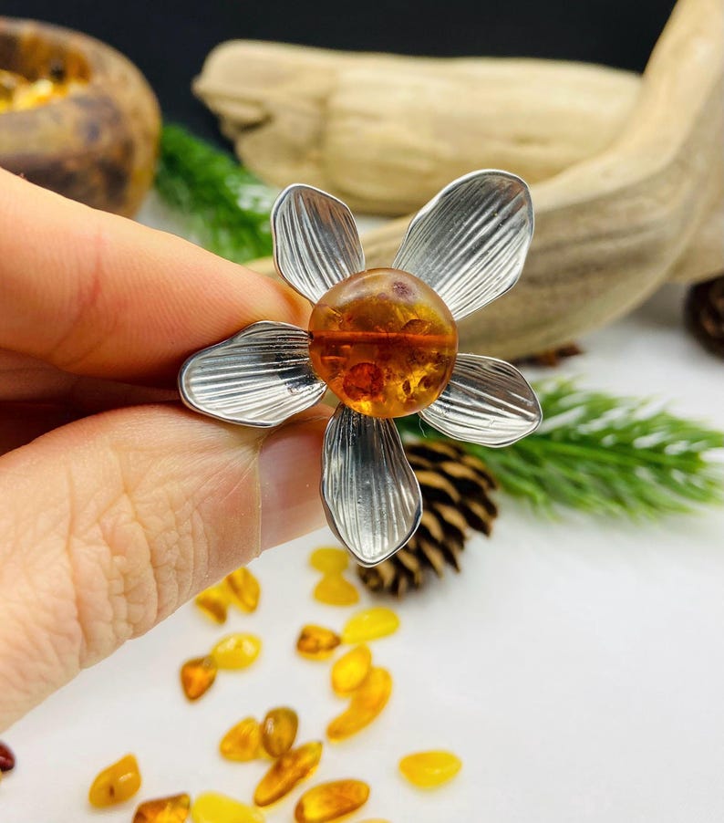 Dzintara puķītes piespraude, unikāla sieviešu broša