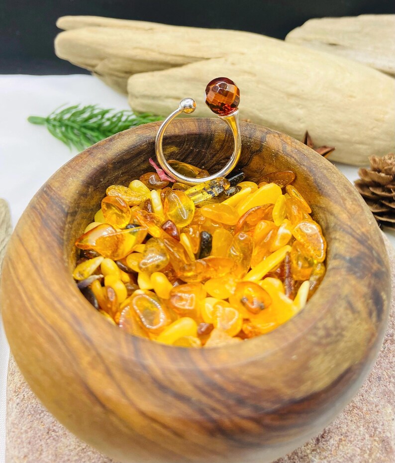 Regulējams Sudraba dzintara gredzens, fasetēts sarkanais akmens