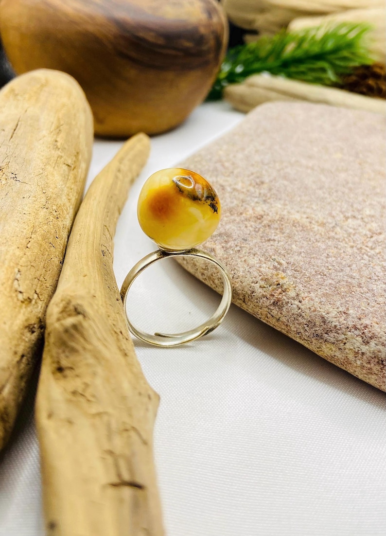 Skaists baltā dzintara apaļais gredzens ar regulējamu izmēru