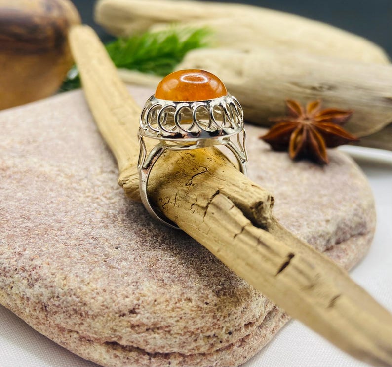 Retro stila gredzens no Baltijas dzintara un metāla, 18 izmērs