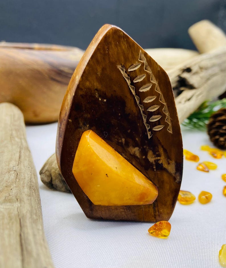 Ļoti veca vintāžas dzintara un koka broša no 1970. gadiem