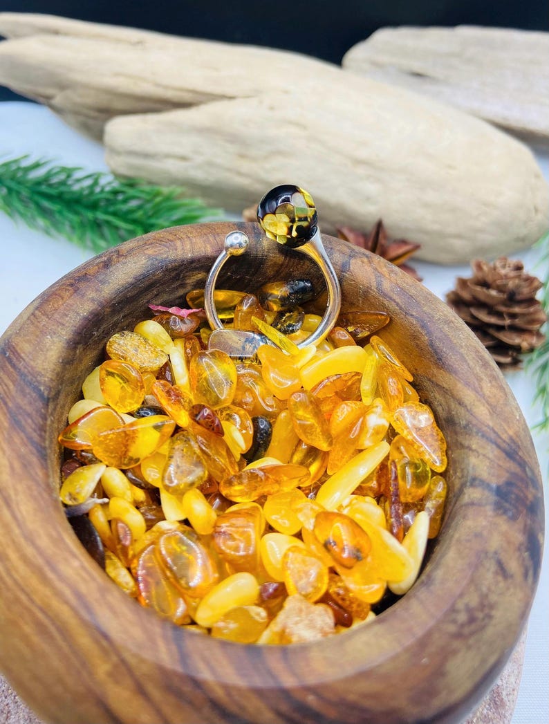 Krāsu mainošs unikāls Baltijas dzintara sudraba gredzens