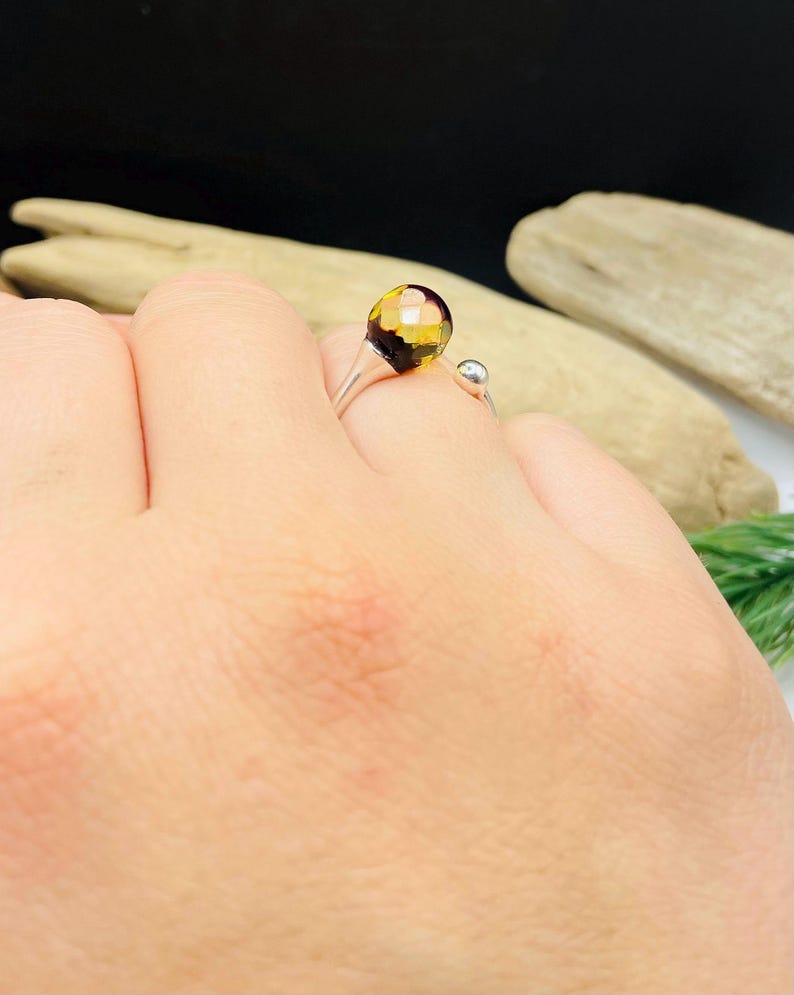 Krāsu mainošs unikāls Baltijas dzintara sudraba gredzens