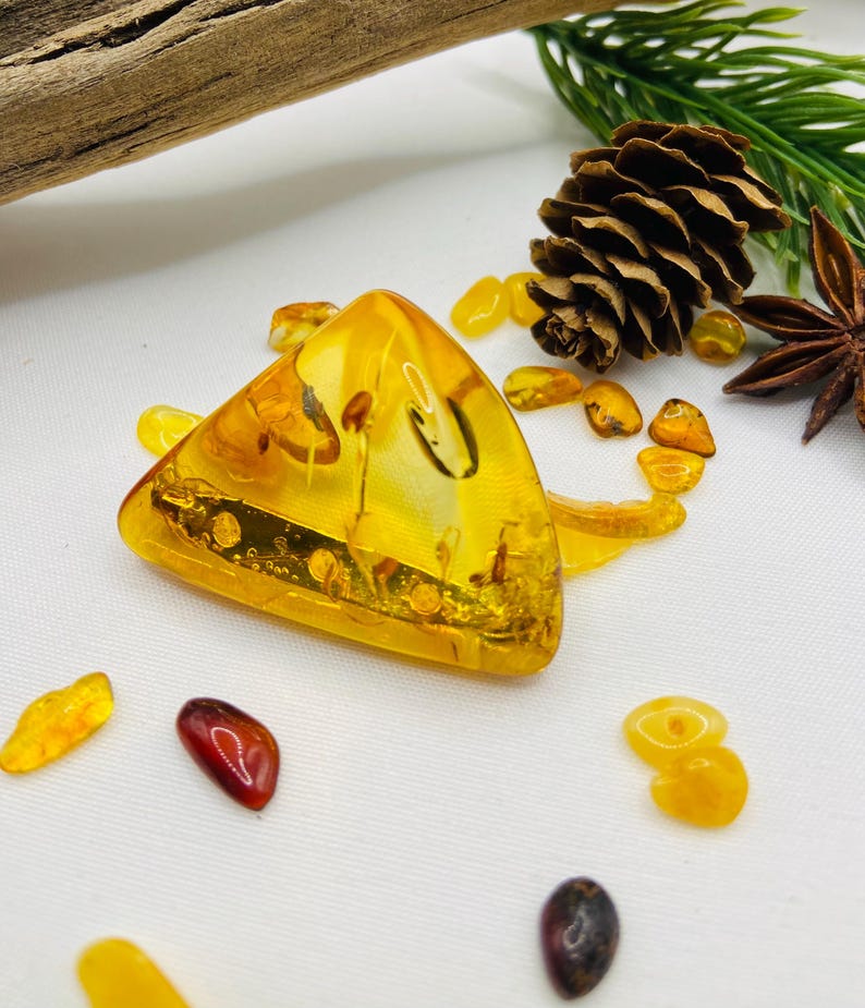 Tīsstūrveida Baltijas dzintara broša, liela izmēra piespraude