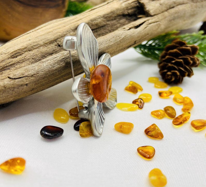 Dzintara puķītes piespraude, unikāla sieviešu broša