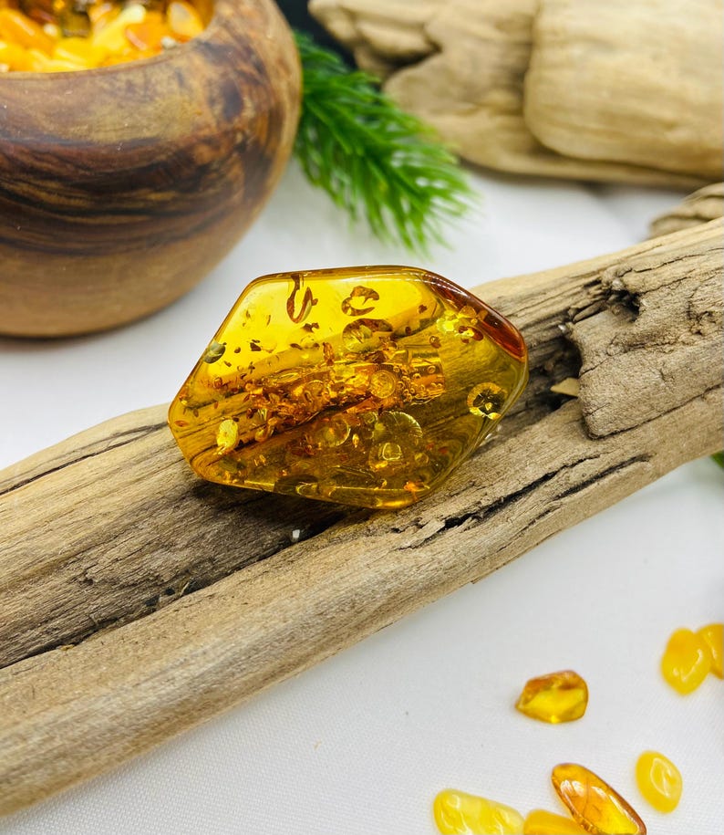 "Marquise" formas Baltijas dzintara piespraude, īpaša rotaslieta