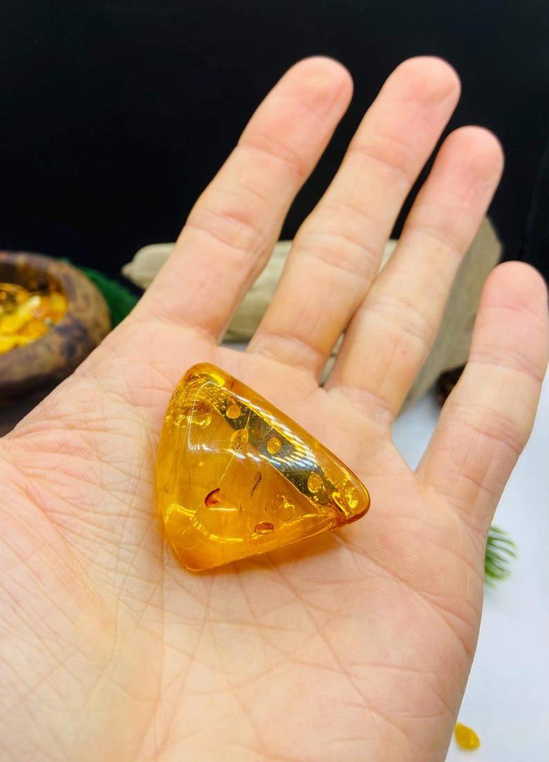 Tīsstūrveida Baltijas dzintara broša, liela izmēra piespraude