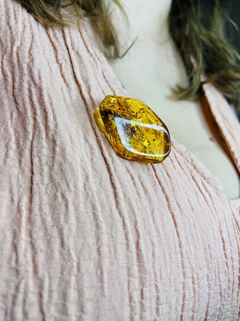 "Marquise" formas Baltijas dzintara piespraude, īpaša rotaslieta