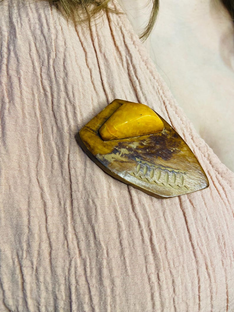 Ļoti veca vintāžas dzintara un koka broša no 1970. gadiem