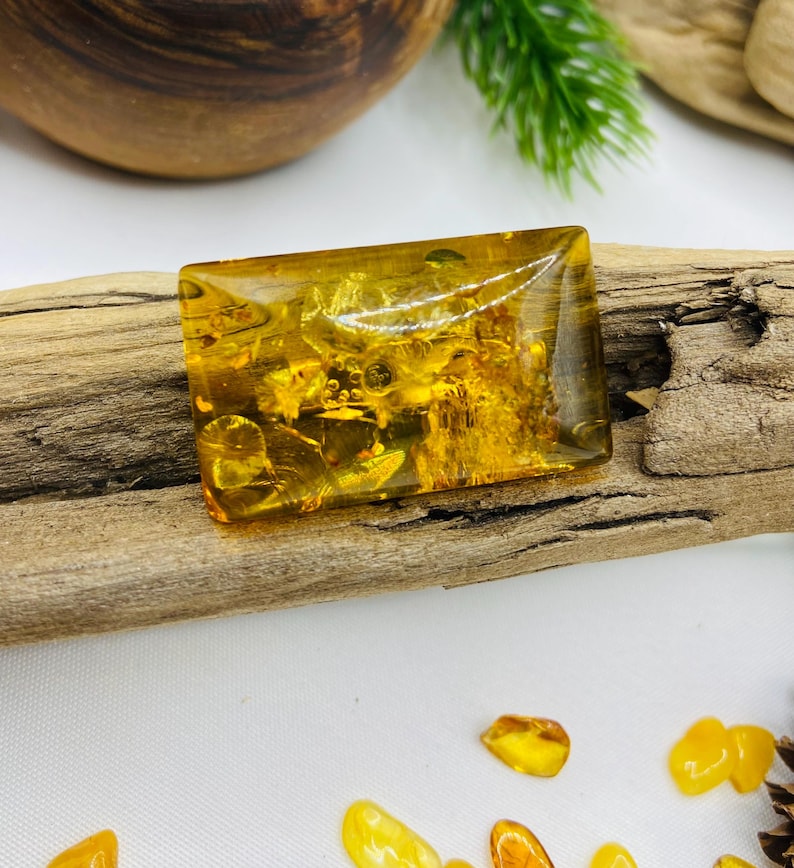 Zaļa smaragda formas dzintara broša sievietēm