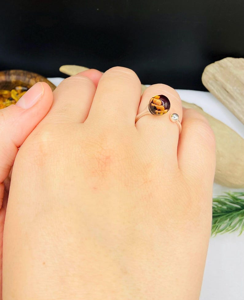 Krāsu mainošs unikāls Baltijas dzintara sudraba gredzens