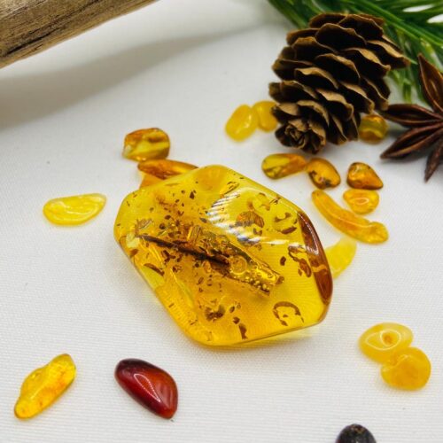 "Marquise" formas Baltijas dzintara piespraude, īpaša rotaslieta