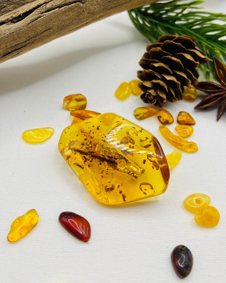 "Marquise" formas Baltijas dzintara piespraude, īpaša rotaslieta