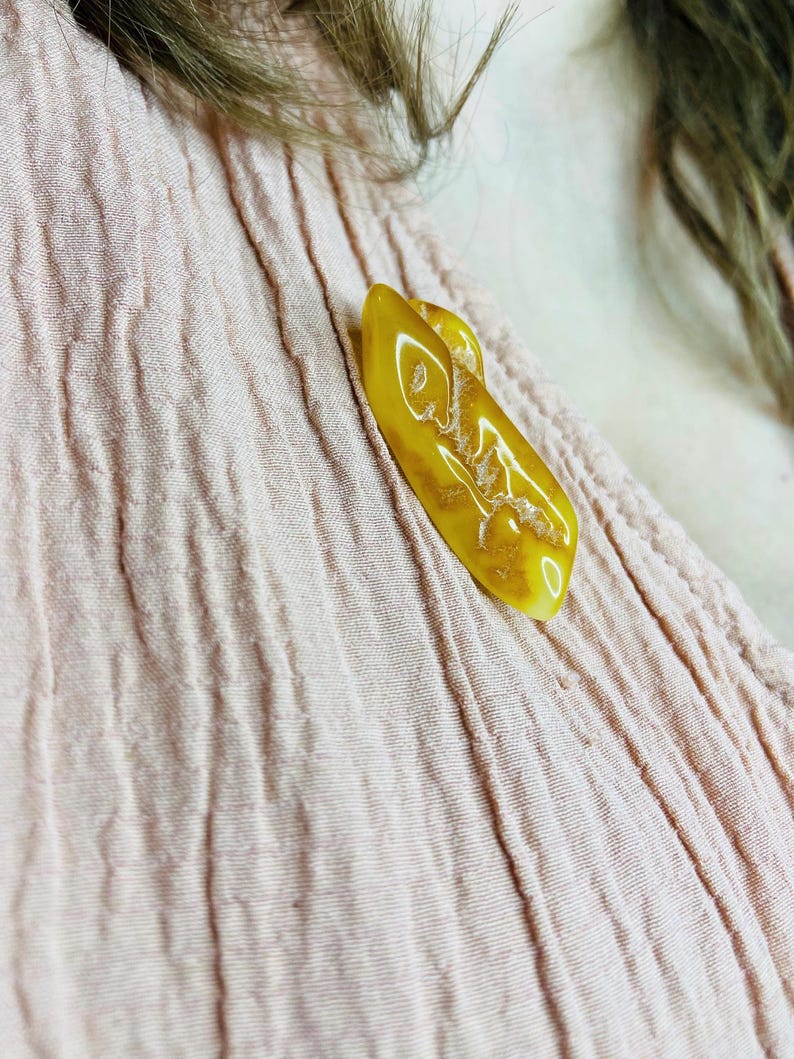 56548094-r-il-47a431-7683315988-il_794xN.7683315988_jpdu Medus krāsas pulēta Baltijas dzintara broša sievietēm