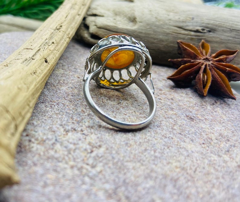 Retro stila gredzens no Baltijas dzintara un metāla, 18 izmērs