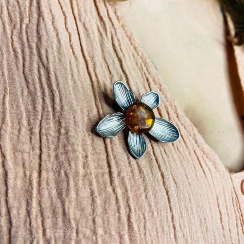 Dzintara puķītes piespraude, unikāla sieviešu broša