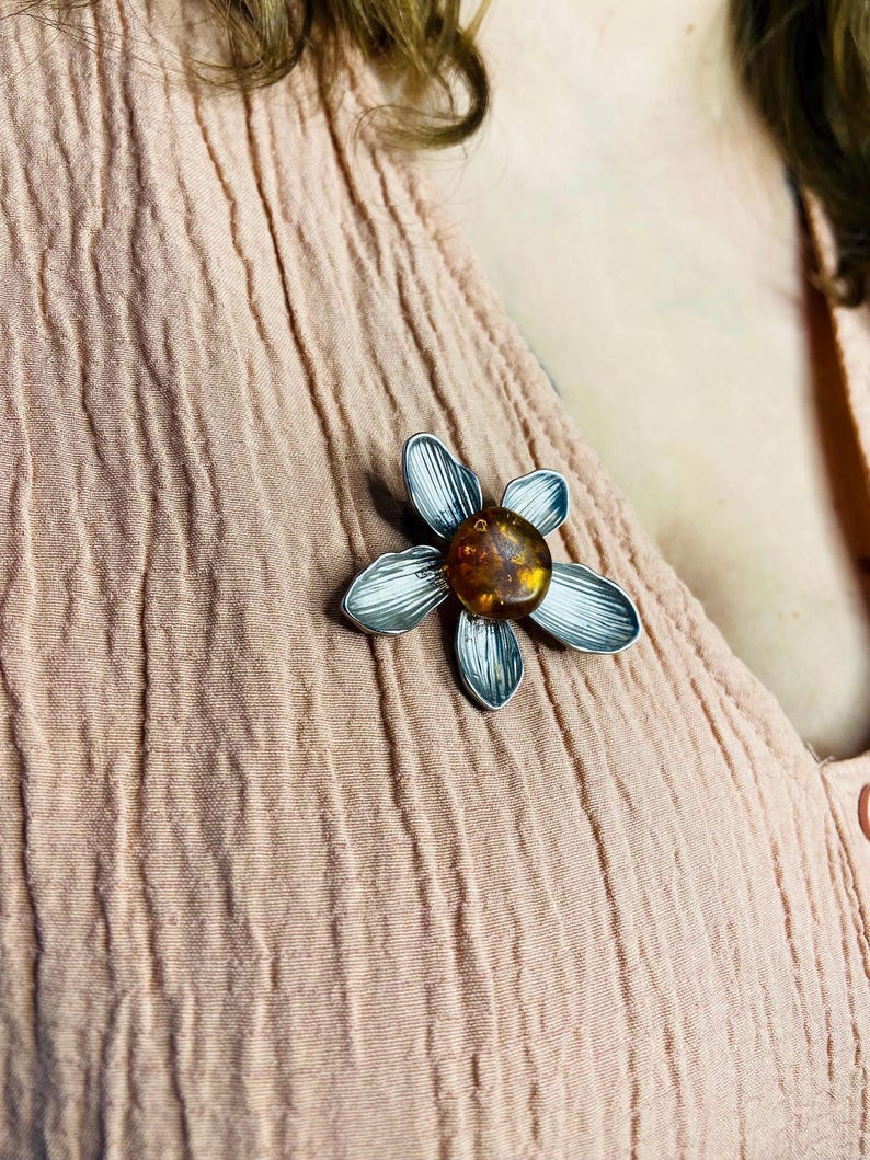 Dzintara puķītes piespraude, unikāla sieviešu broša