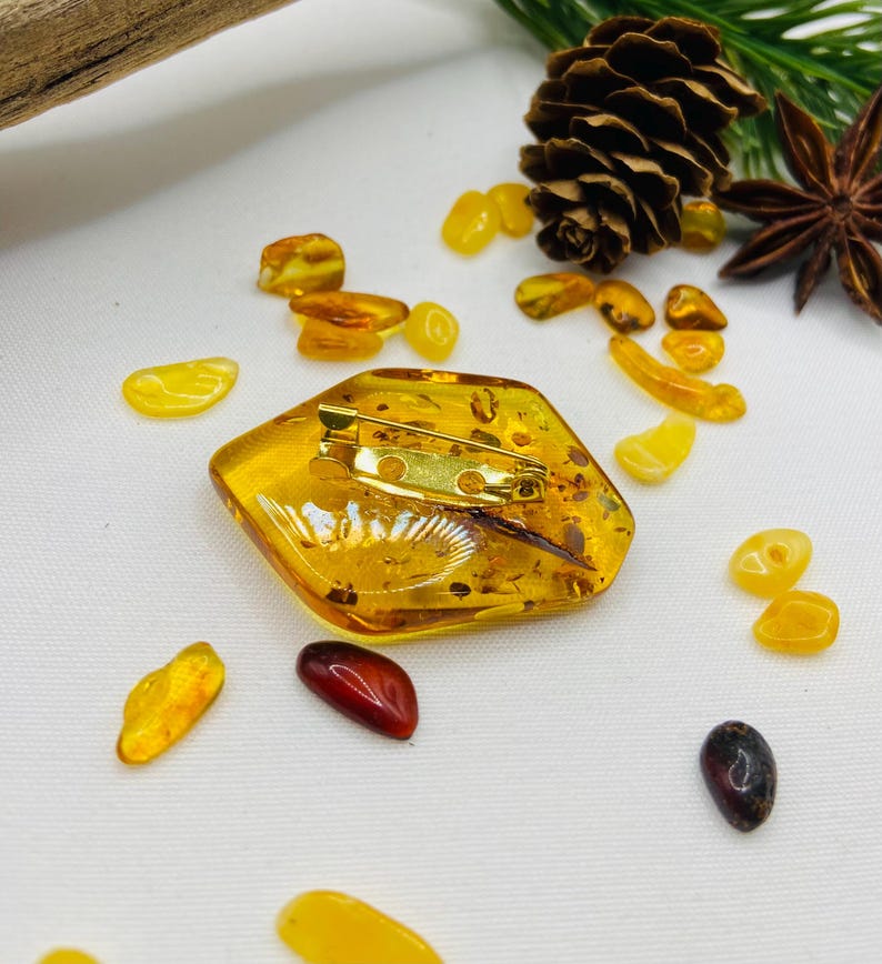 "Marquise" formas Baltijas dzintara piespraude, īpaša rotaslieta