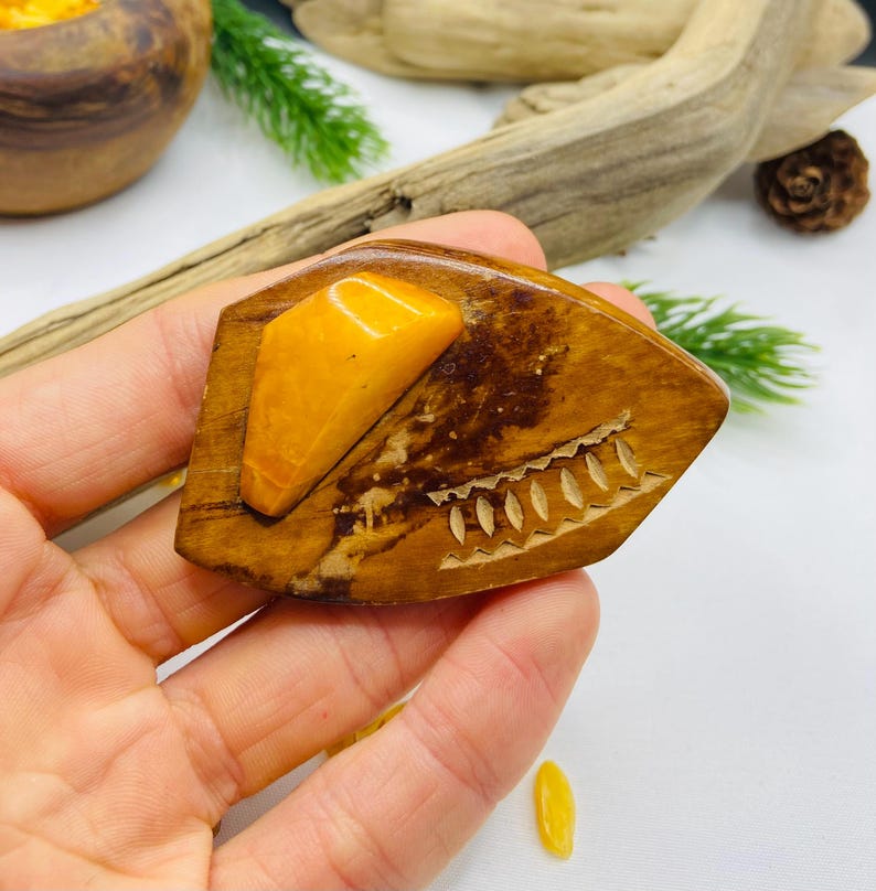 Ļoti veca vintāžas dzintara un koka broša no 1970. gadiem