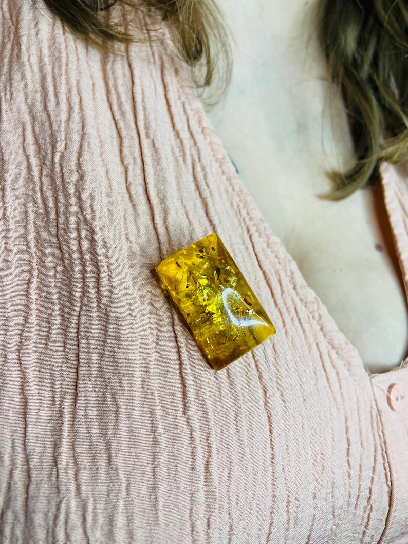 Skaista dzeltenīga Dzintara piespraude ar ietvērumiem