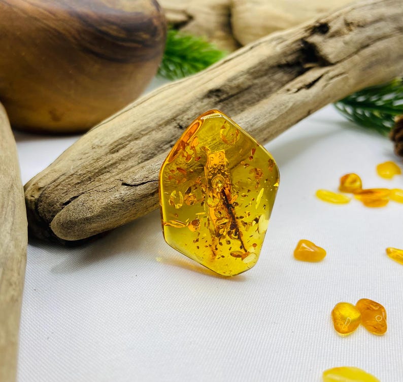 "Marquise" formas Baltijas dzintara piespraude, īpaša rotaslieta