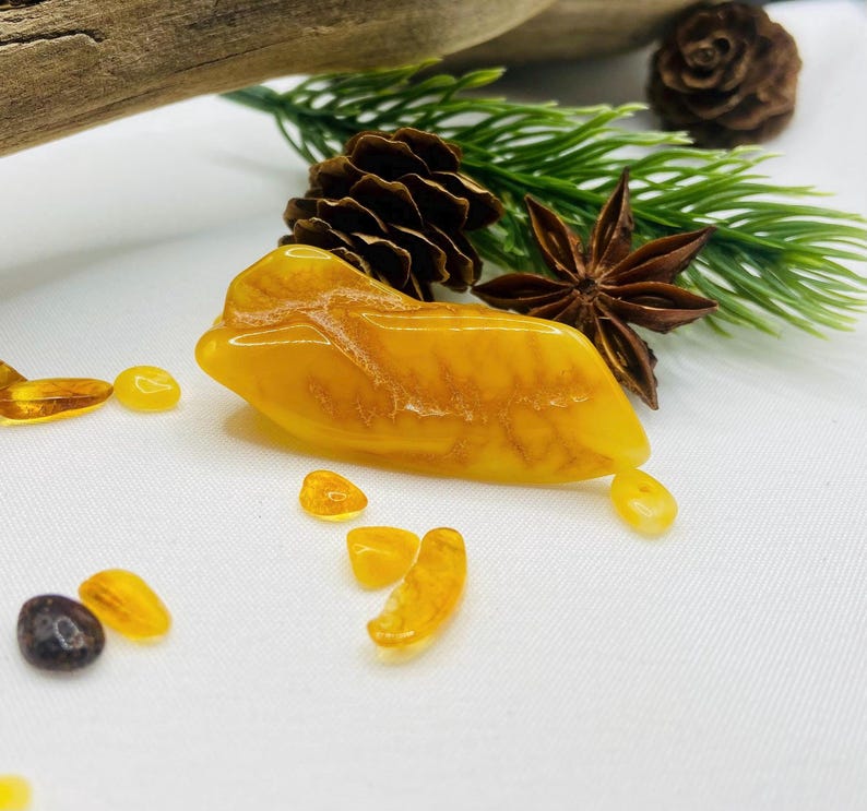 56548094-r-il-612778-7683317350-il_794xN.7683317350_er6m Medus krāsas pulēta Baltijas dzintara broša sievietēm