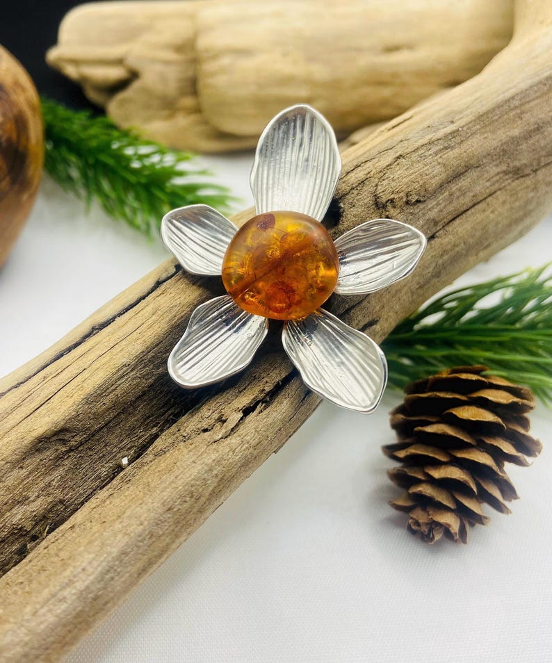 Dzintara puķītes piespraude, unikāla sieviešu broša