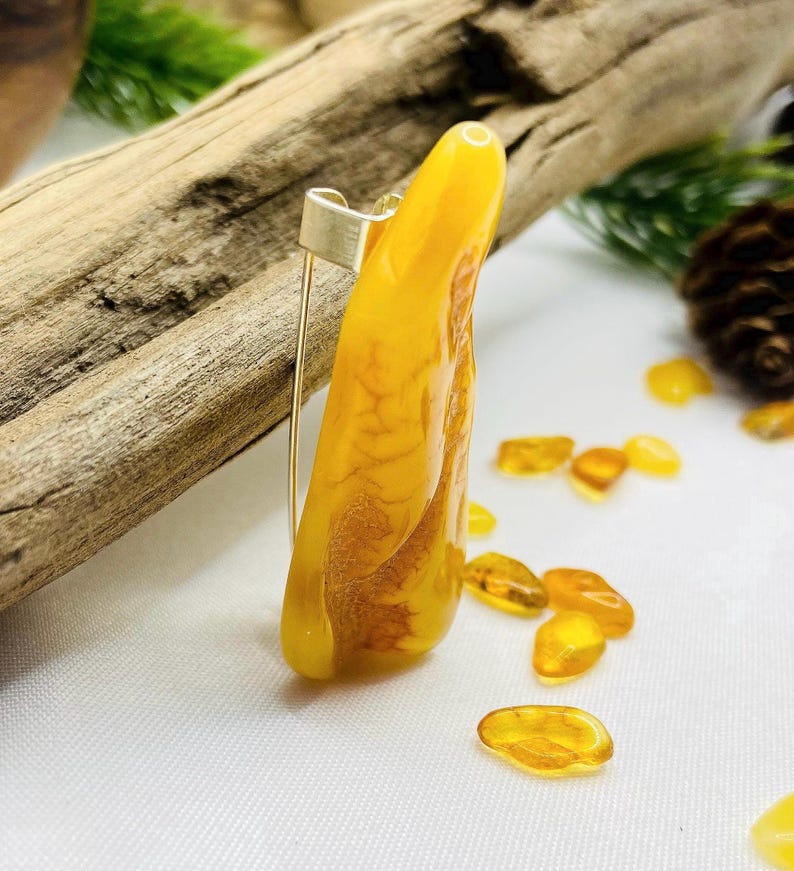 56548094-r-il-63acd1-7731264901-il_794xN.7731264901_d1lk Medus krāsas pulēta Baltijas dzintara broša sievietēm