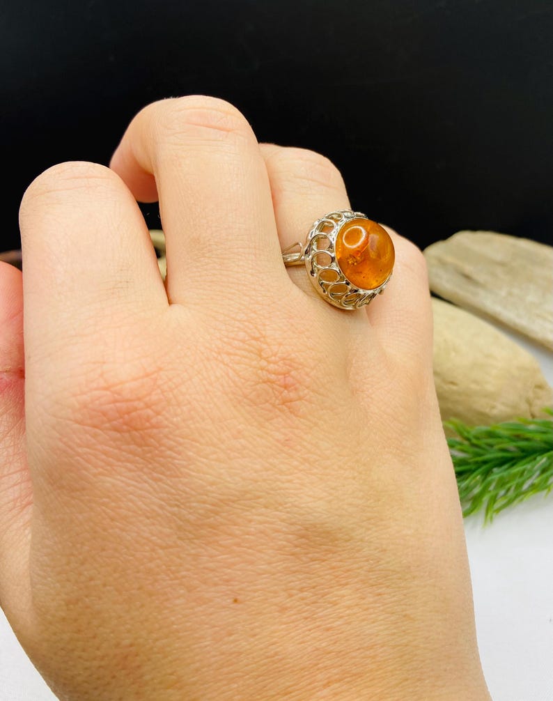 Retro stila gredzens no Baltijas dzintara un metāla, 18 izmērs